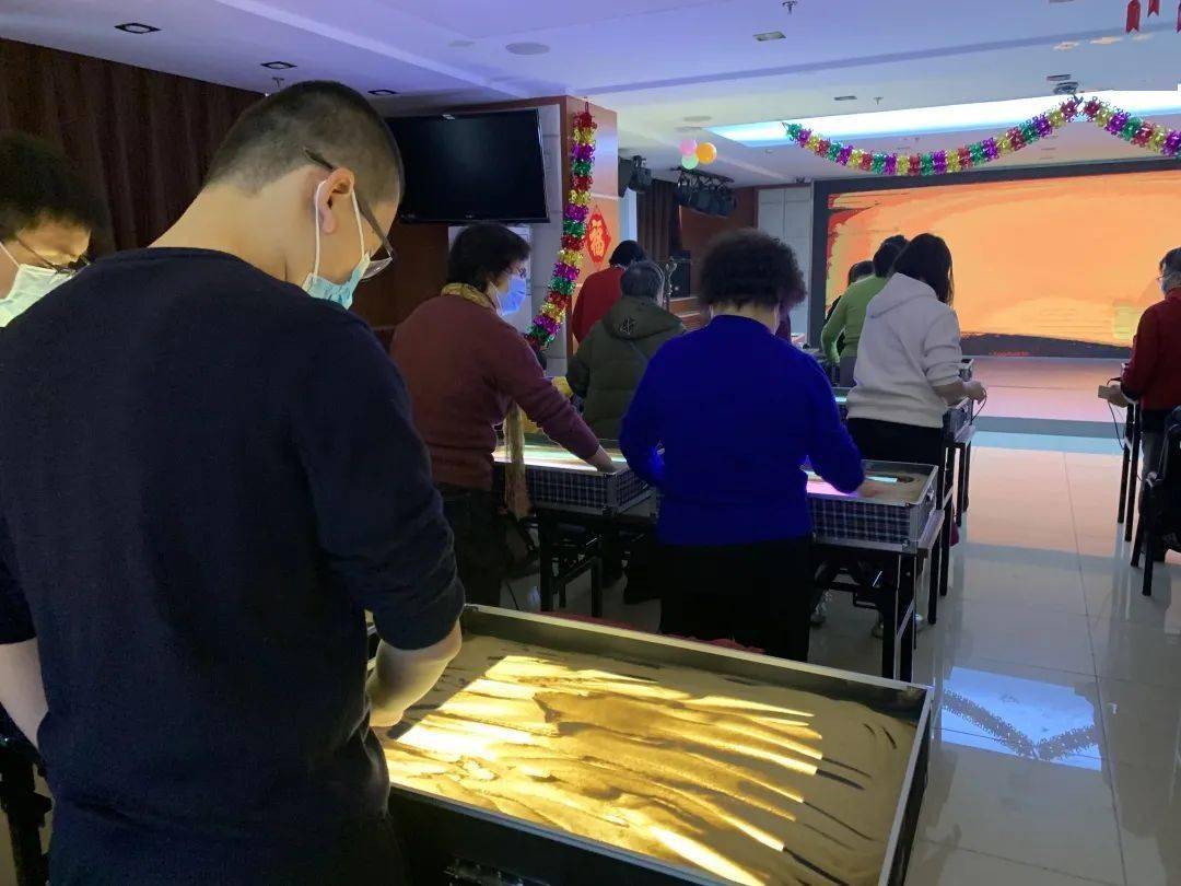 崇外|“沙绘万千”迎冬奥主题沙画体验