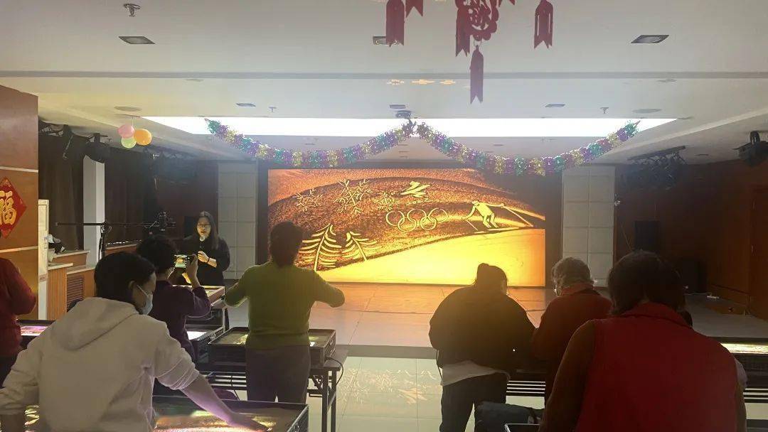 崇外|“沙绘万千”迎冬奥主题沙画体验