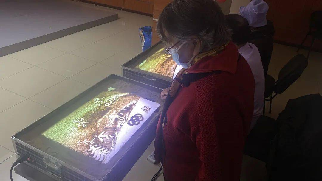 崇外|“沙绘万千”迎冬奥主题沙画体验