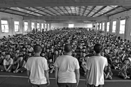 掉进“冰窟”的青春：女子陪“溜冰”一次可赚千元