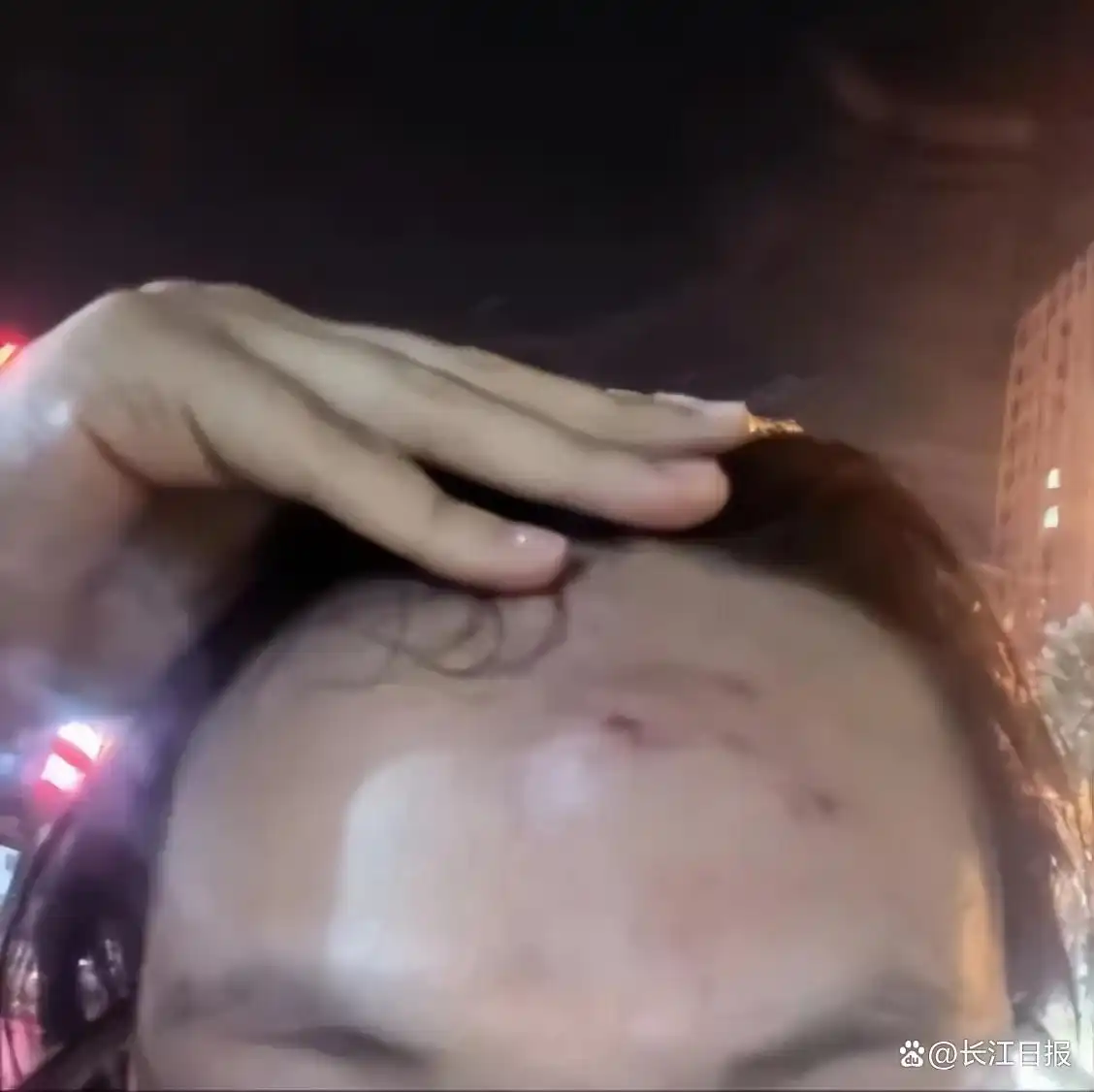 【1】被告人：恐惧自杀，欲砸死人后获死刑