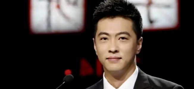 他被称为央视最帅主持人,40岁丧父44岁离异,45岁离开央视后现在过得怎么样?