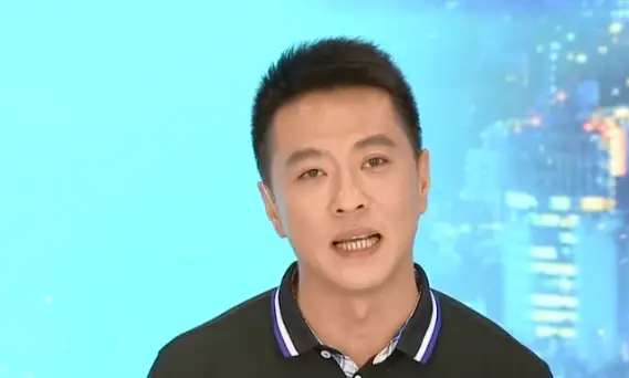 他被称为央视最帅主持人,40岁丧父44岁离异,45岁离开央视后现在过得怎么样?