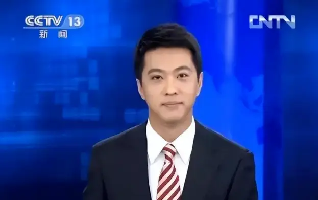 他被称为央视最帅主持人,40岁丧父44岁离异,45岁离开央视后现在过得怎么样?