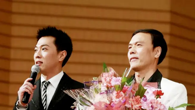 他被称为央视最帅主持人,40岁丧父44岁离异,45岁离开央视后现在过得怎么样?