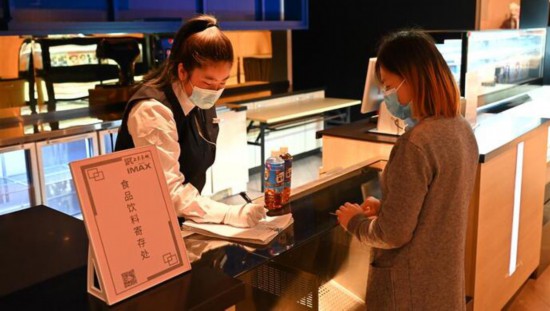 没吃过“年夜饭”、背得出影片头尾，他们又双叒叕在影院过年