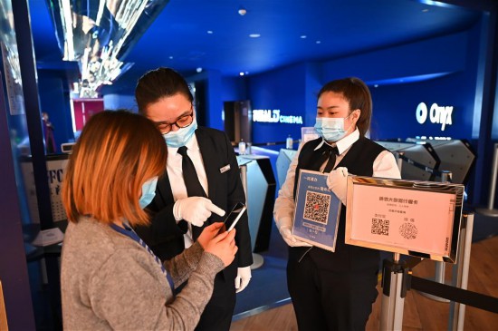 没吃过“年夜饭”、背得出影片头尾，他们又双叒叕在影院过年