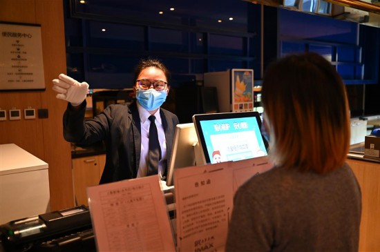没吃过“年夜饭”、背得出影片头尾，他们又双叒叕在影院过年