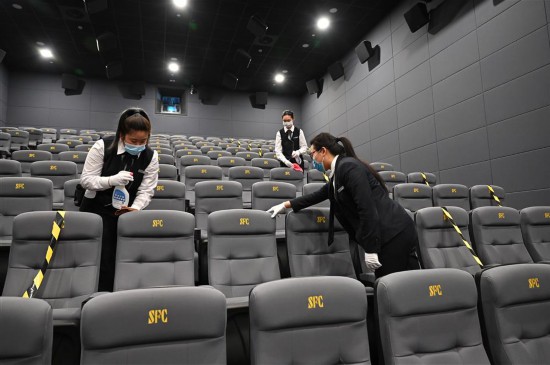 没吃过“年夜饭”、背得出影片头尾，他们又双叒叕在影院过年