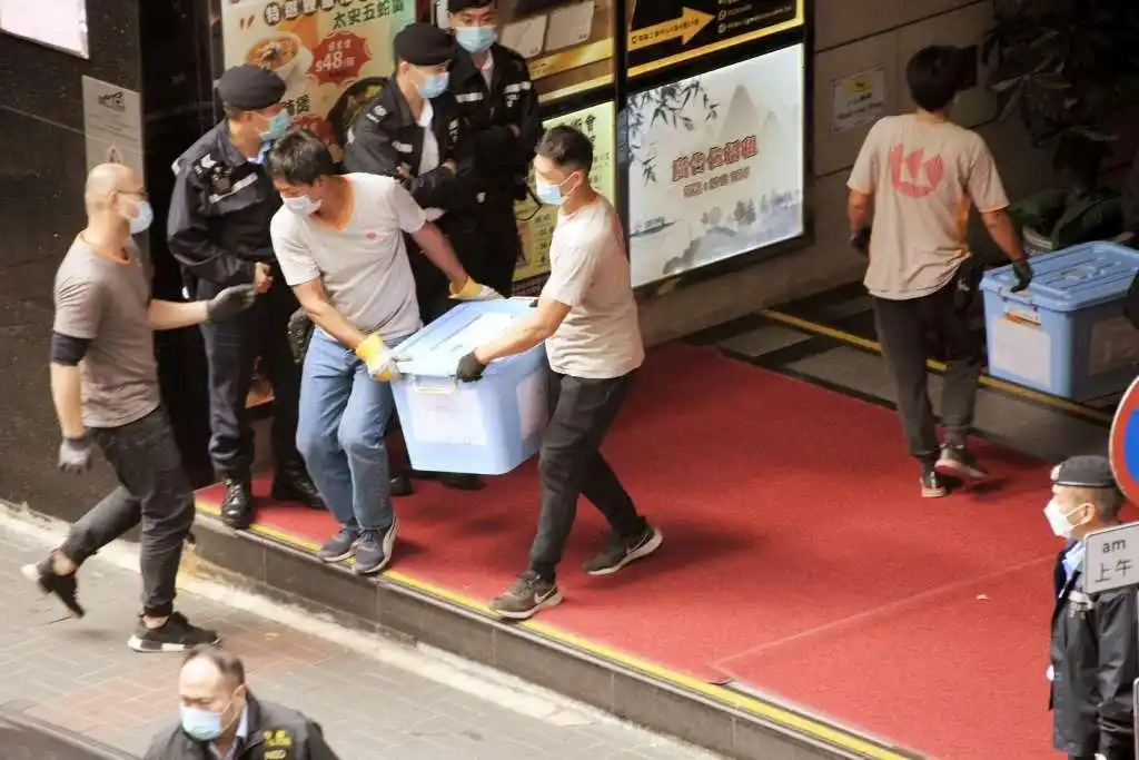 港警通缉“立场新闻”创始人、正式控告两高层,其英国分社停运