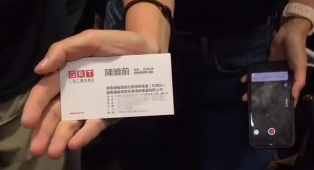 广东女记者在香港警察总部遭港媒围堵欺凌！“这就是你们嘴里的新闻自由？”