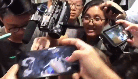 广东女记者在香港警察总部遭港媒围堵欺凌！“这就是你们嘴里的新闻自由？”