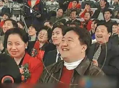 霸屏春晚19年的“笑脸哥”,为何今年没出现?他的来历竟如此简单!