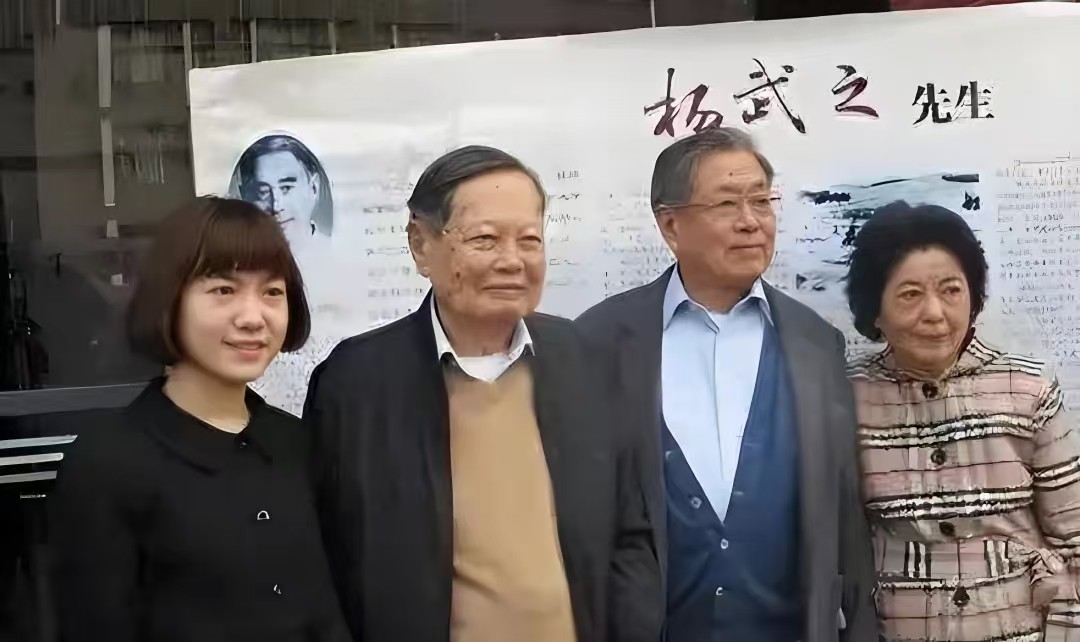 不查不知道,一查才发现,原来杨振宁的弟弟杨振汉也如此厉害