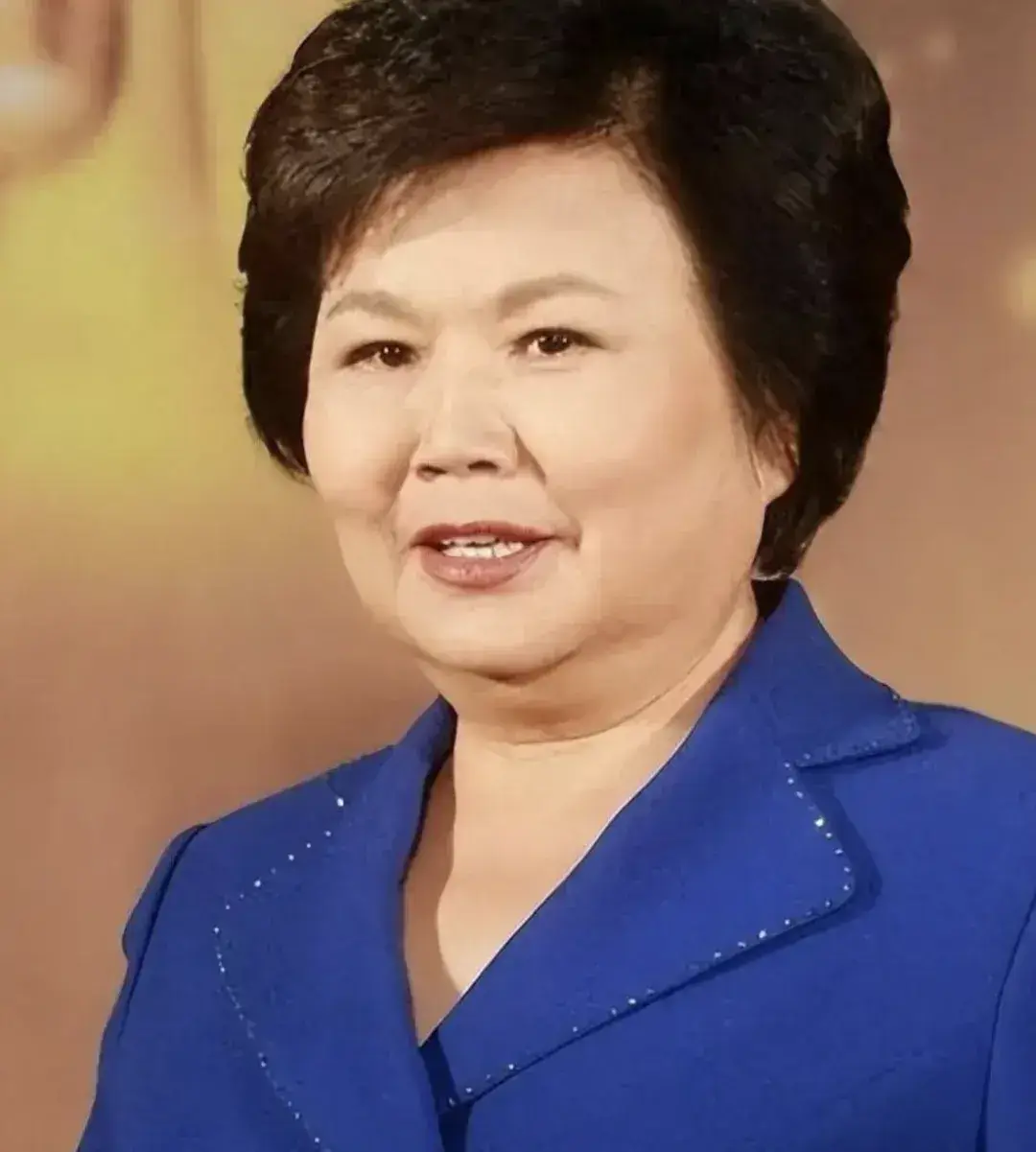 她主持《新闻联播》28年,退休后遭受非议,如今晚年过得怎样了?