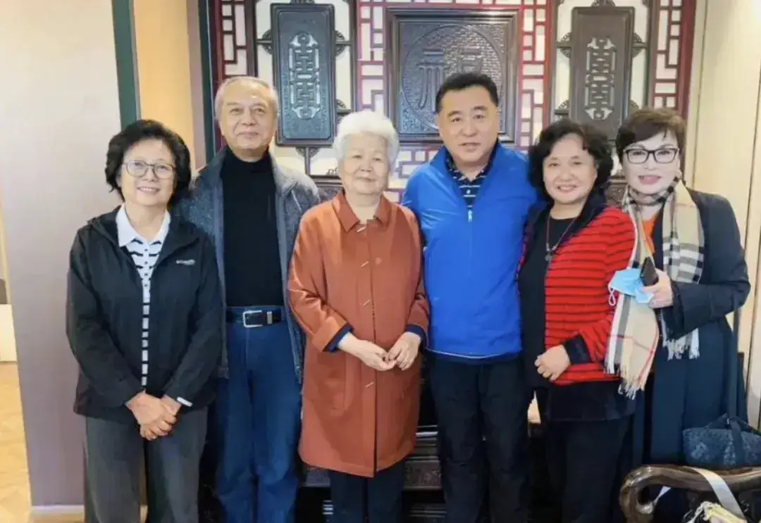 她主持《新闻联播》28年,退休后遭受非议,如今晚年过得怎样了?