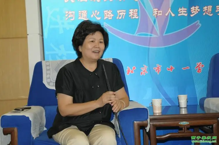邢质斌近照，变化太大，网友：我的天呐！成白发苍苍的老太太了啊