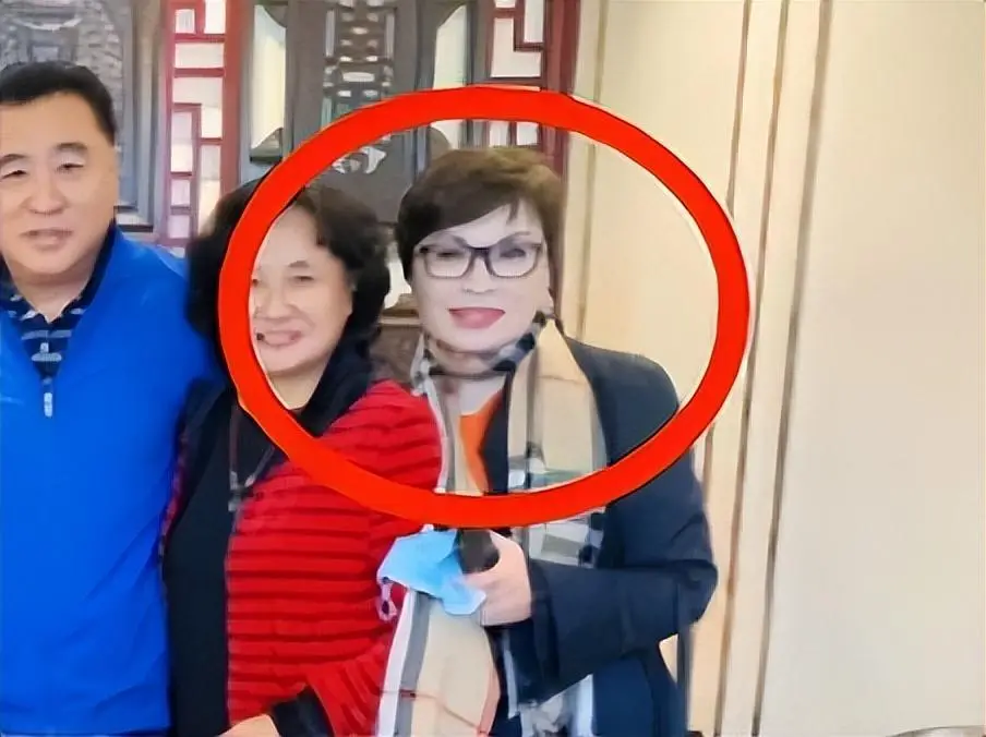 邢质斌近照，变化太大，网友：我的天呐！成白发苍苍的老太太了啊