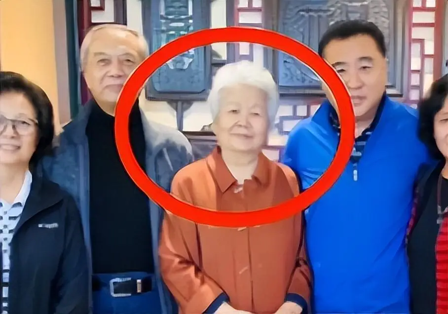 邢质斌近照,变化太大,网友:我的天呐!成白发苍苍的老太太了啊