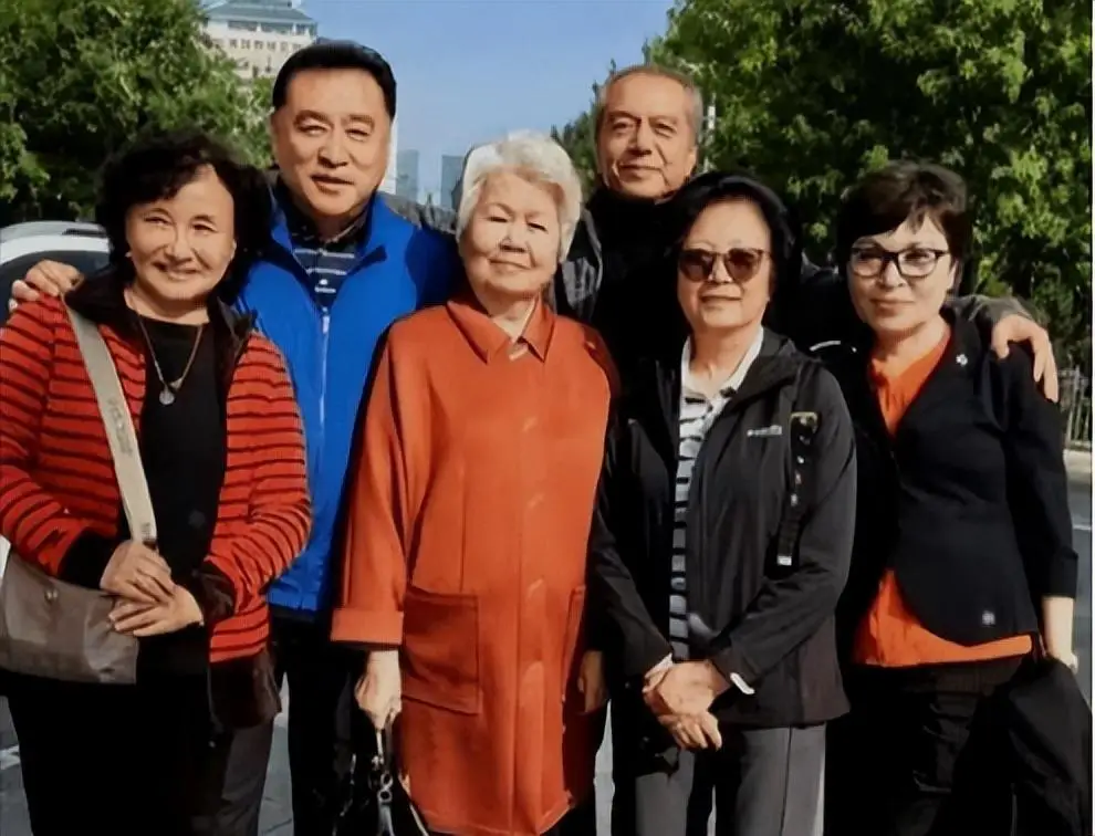 邢质斌近照,变化太大,网友:我的天呐!成白发苍苍的老太太了啊