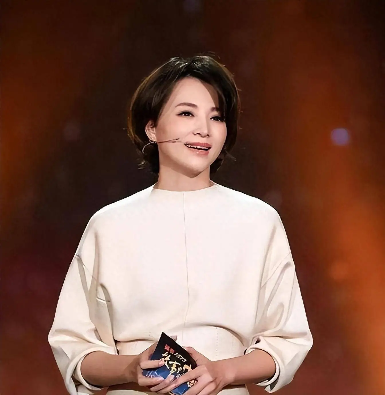 邢质斌央视工作28年,退休后被疑“晚节不保”,如今头发花白认不出