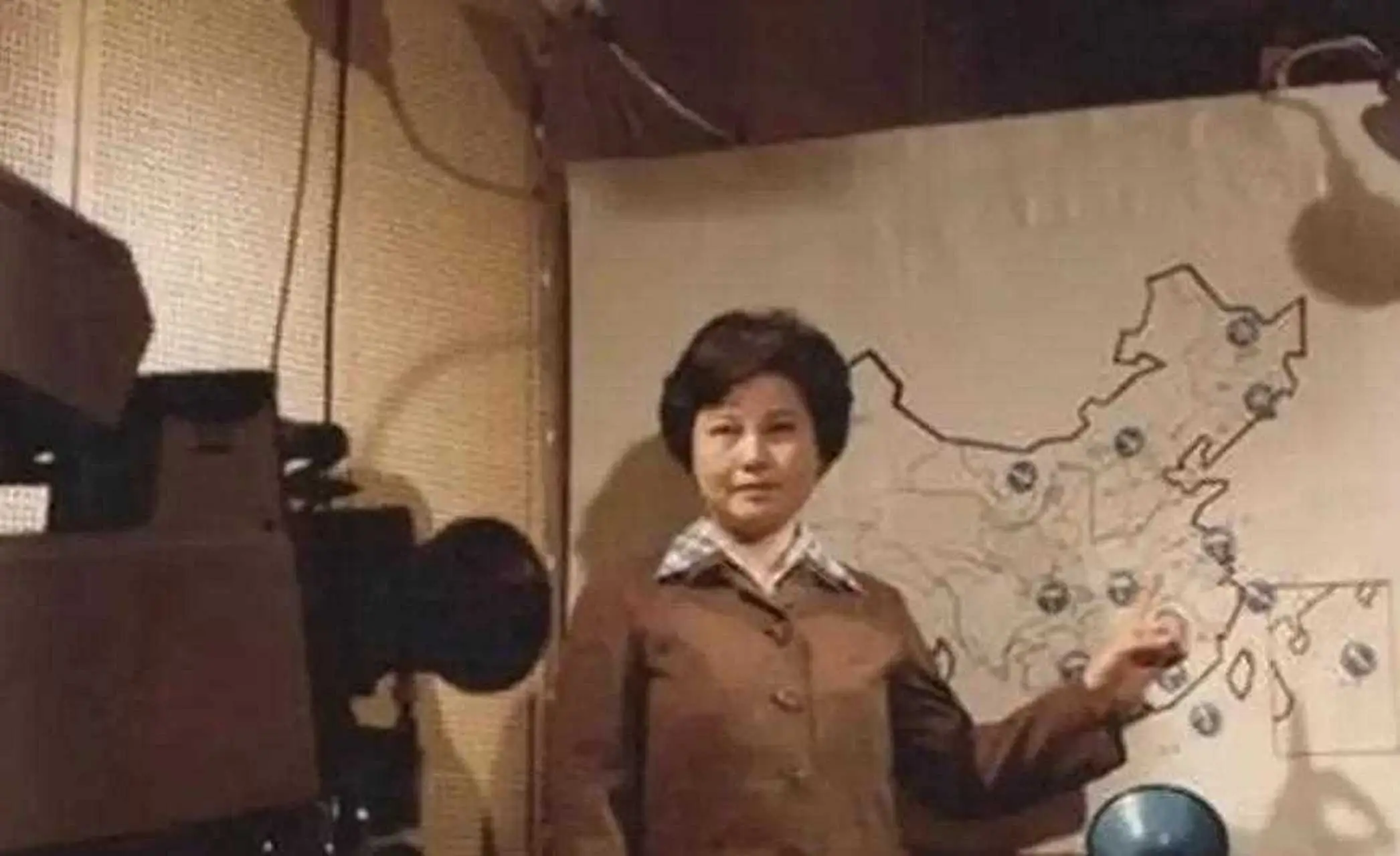 邢质斌央视工作28年,退休后被疑“晚节不保”,如今头发花白认不出