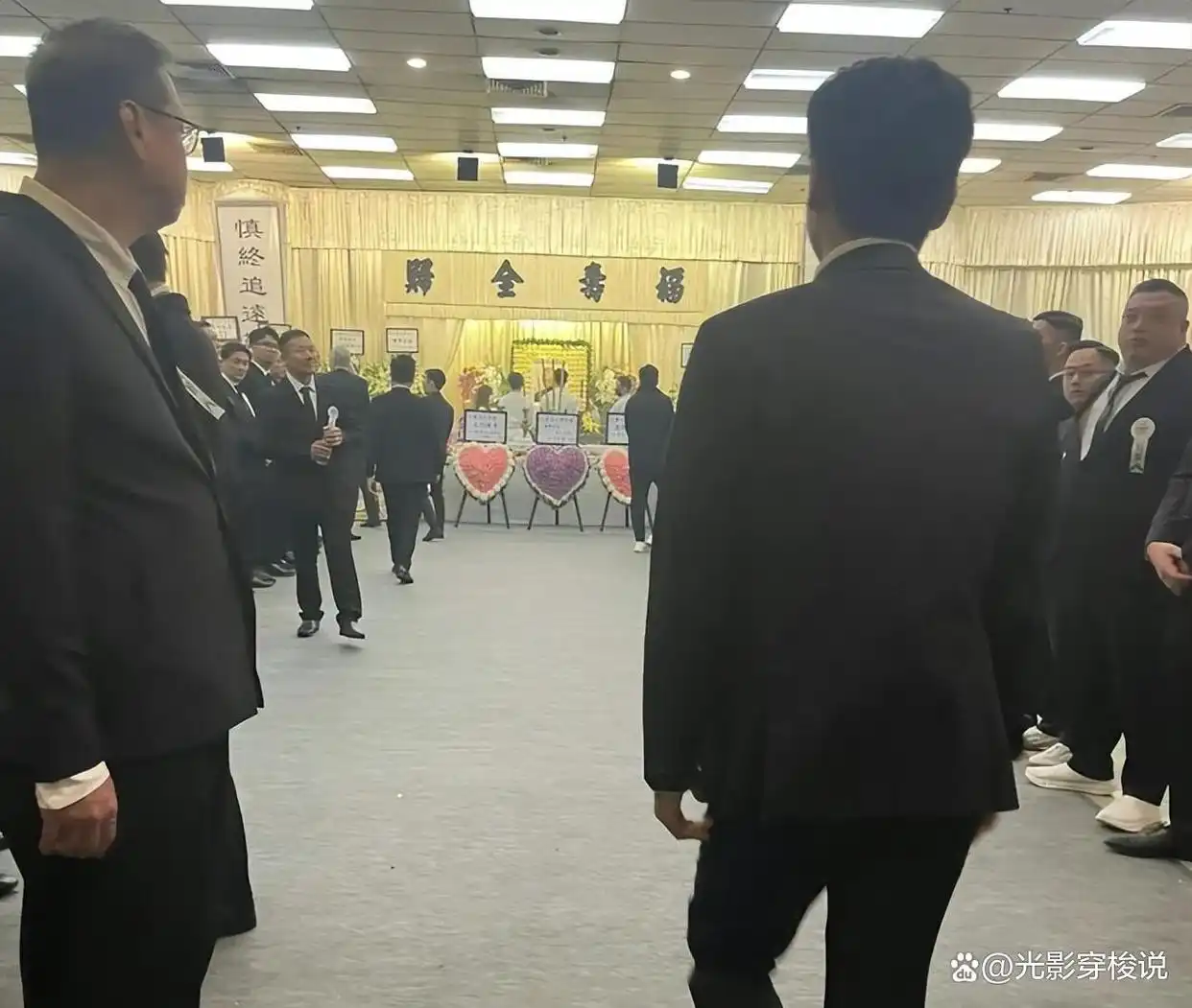 向华强大哥葬礼，大批反黑组警员布控，陈岚、向佐现身面露哀色