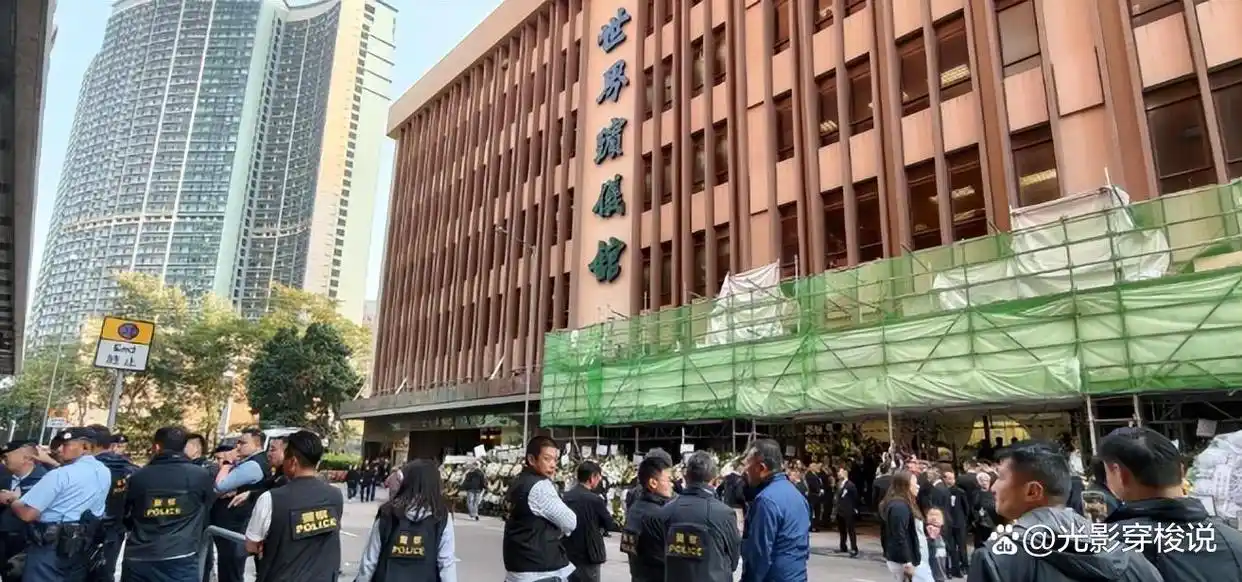 向华强大哥葬礼，大批反黑组警员布控，陈岚、向佐现身面露哀色