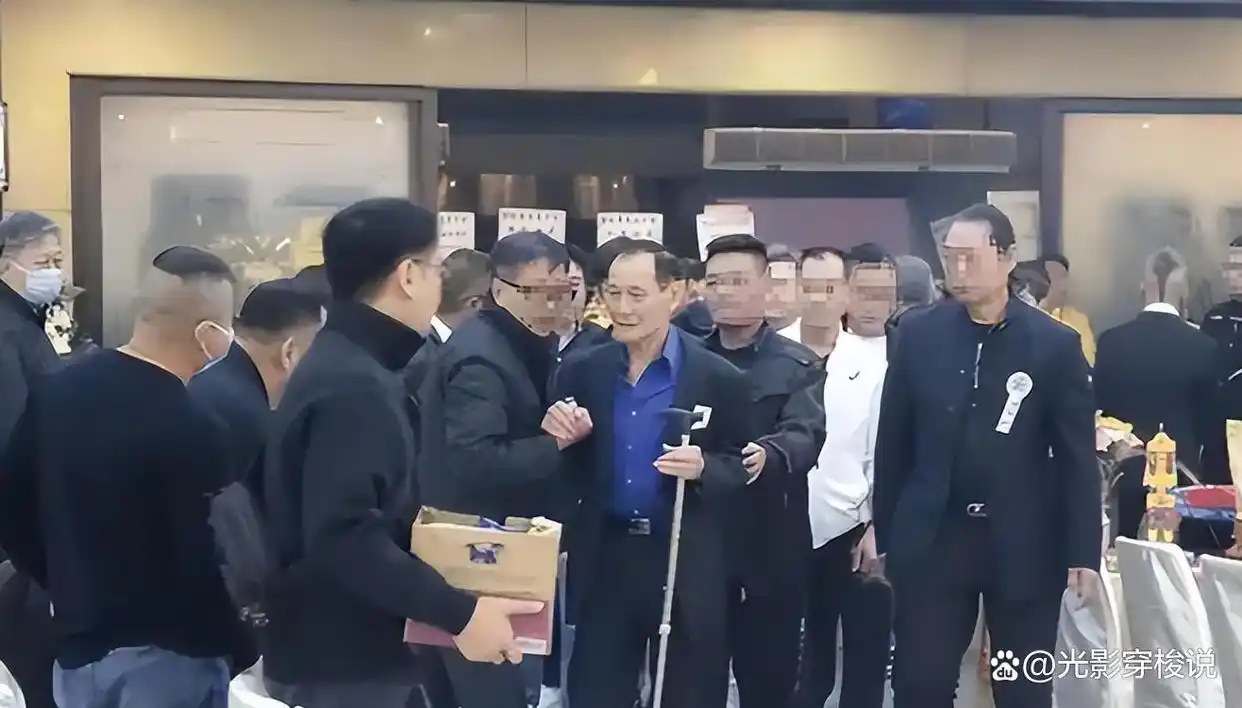 向华强大哥葬礼，大批反黑组警员布控，陈岚、向佐现身面露哀色