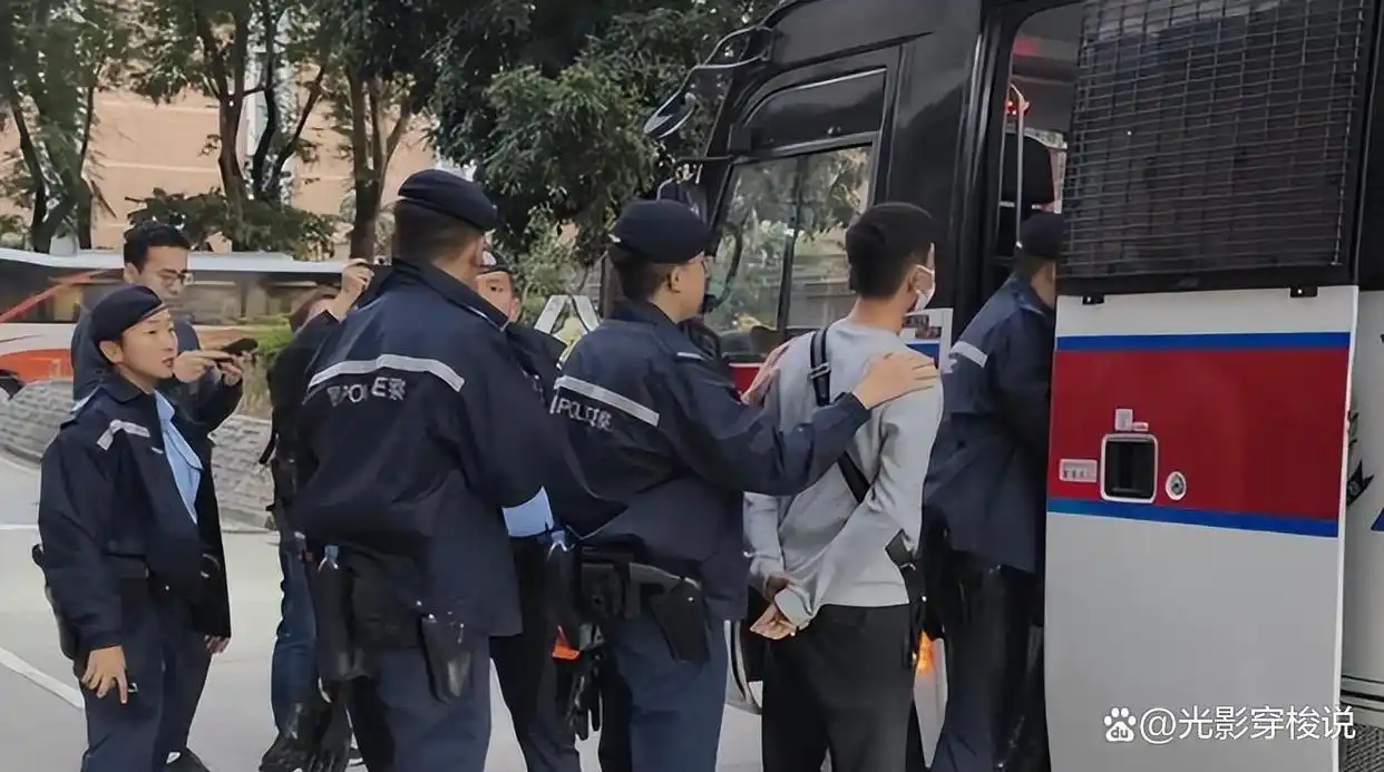 向华强大哥葬礼，大批反黑组警员布控，陈岚、向佐现身面露哀色