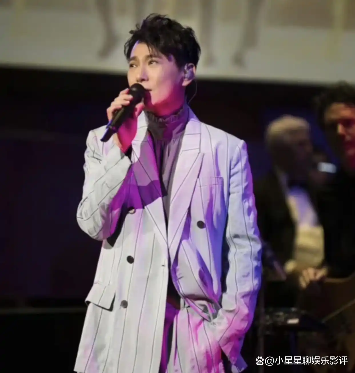 张信哲歌曲最火的十首歌，他的歌，为何总能戳中你的心？