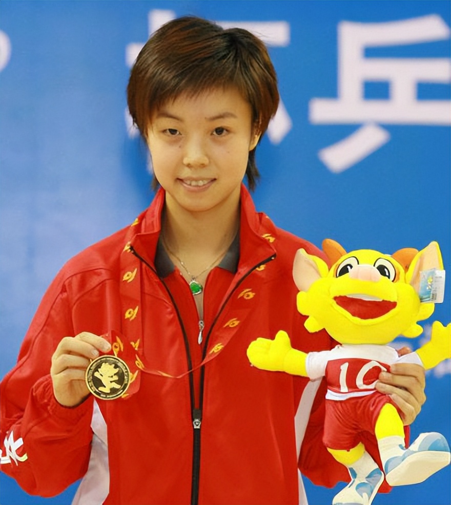 富商徐威：与12年女友袁立分手，转身娶了张怡宁，全靠岳母撑腰