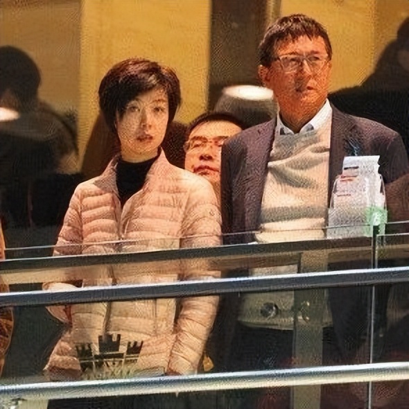 富商徐威：与12年女友袁立分手，转身娶了张怡宁，全靠岳母撑腰