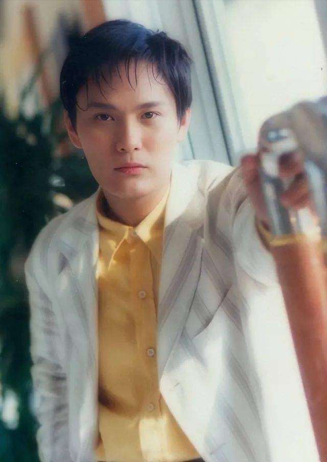 他拒绝周迅求爱,却为王菲豪掷百万,56岁依然单身