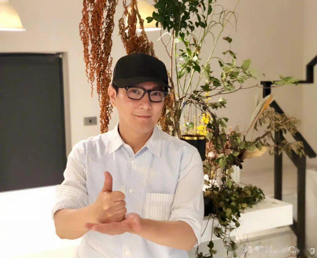 他拒绝周迅求爱,却为王菲豪掷百万,56岁依然单身