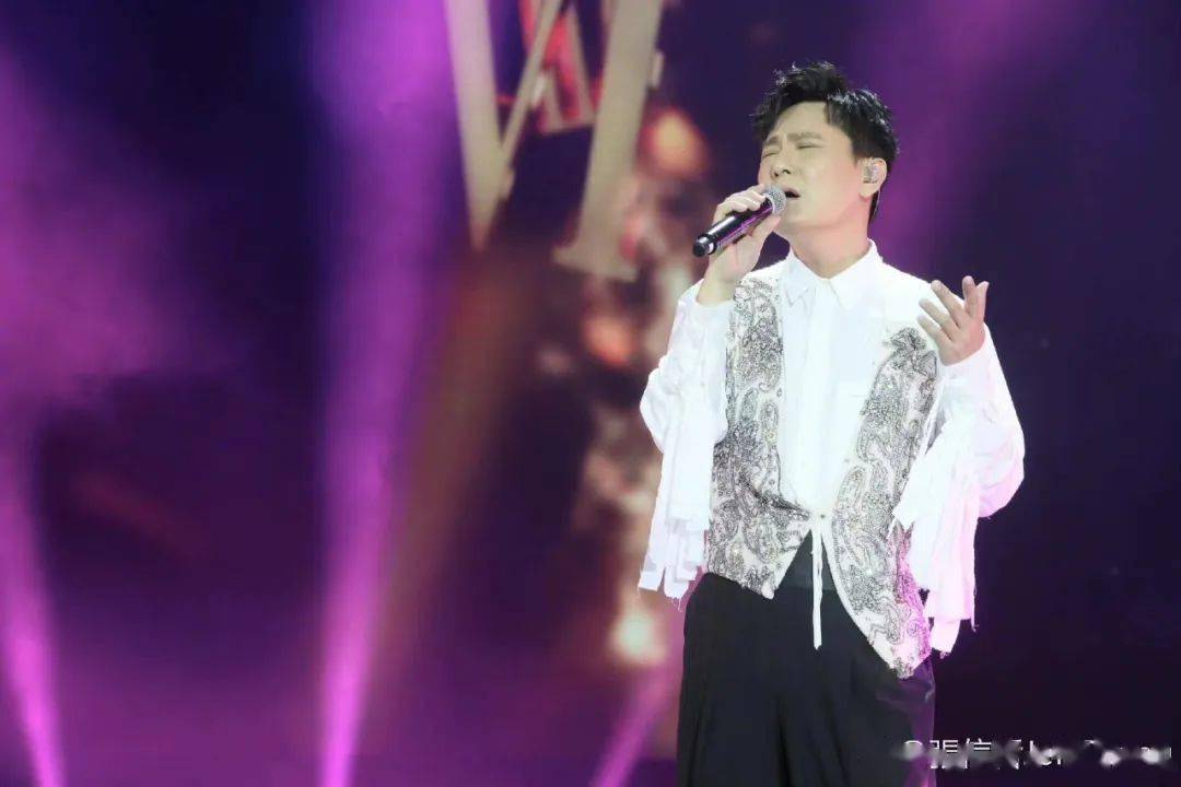 他拒绝周迅求爱,却为王菲豪掷百万,56岁依然单身