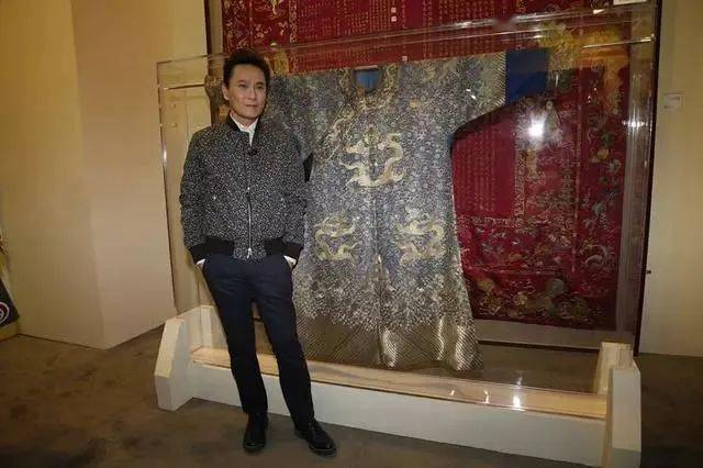 他拒绝周迅求爱,却为王菲豪掷百万,56岁依然单身