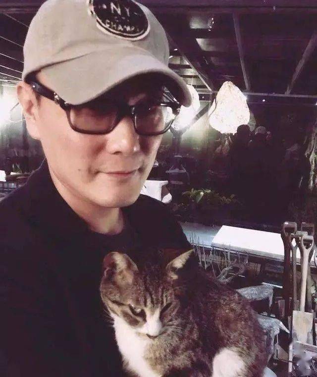 他拒绝周迅求爱,却为王菲豪掷百万,56岁依然单身