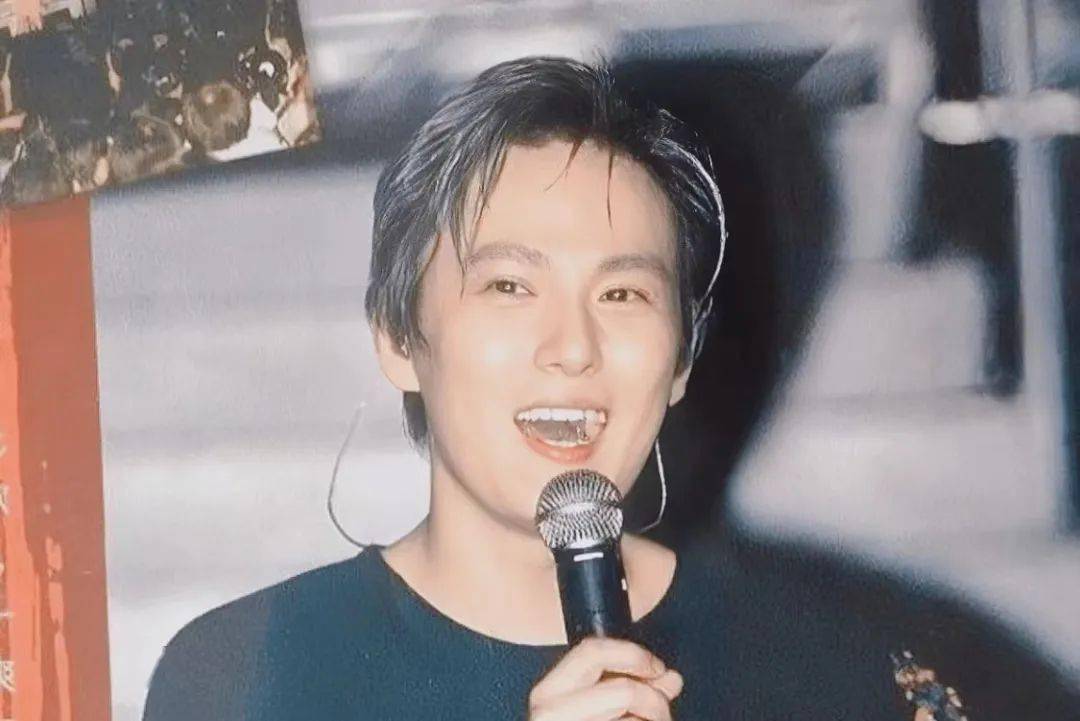 他拒绝周迅求爱,却为王菲豪掷百万,56岁依然单身