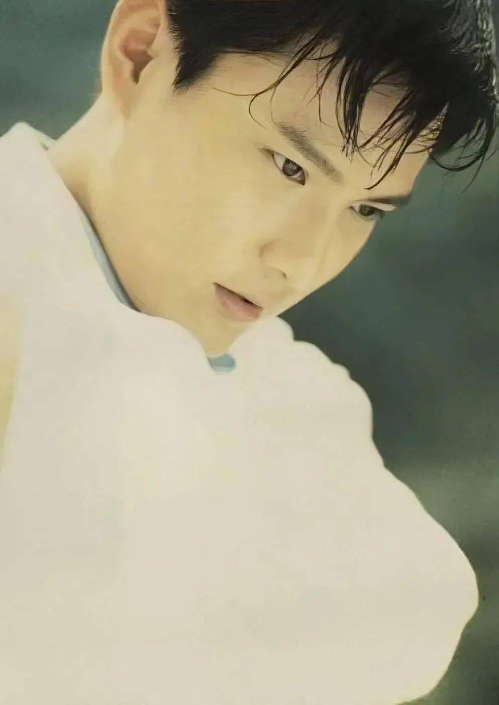 他拒绝周迅求爱,却为王菲豪掷百万,56岁依然单身