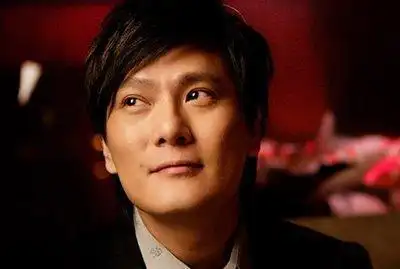 外表腼腆的男歌手，竟然坦言只爱丰满的女生，如今却孑然一身