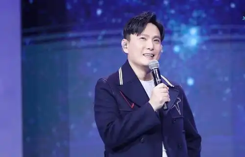 外表腼腆的男歌手，竟然坦言只爱丰满的女生，如今却孑然一身