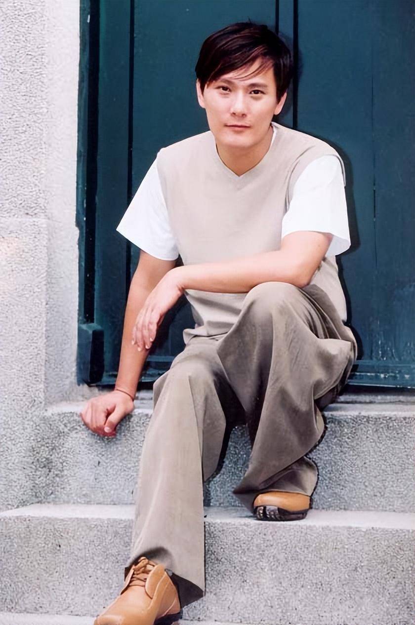 “情痴”张信哲：55岁仍未婚，他的破碎爱情就像一首带泪的情歌