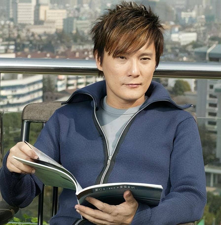 “情痴”张信哲：55岁仍未婚，他的破碎爱情就像一首带泪的情歌