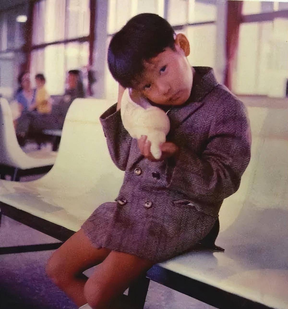 “情痴”张信哲：55岁仍未婚，他的破碎爱情就像一首带泪的情歌