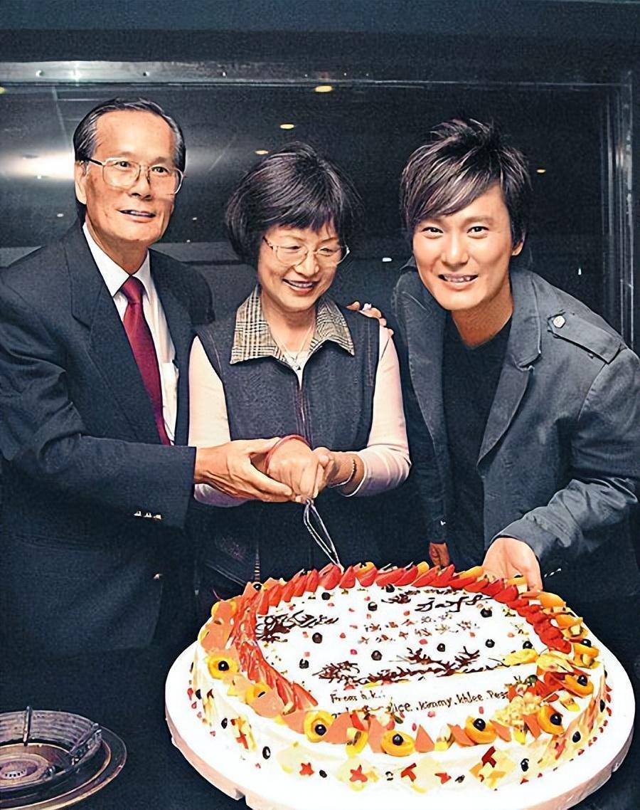 “情痴”张信哲：55岁仍未婚，他的破碎爱情就像一首带泪的情歌