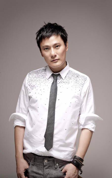 “情痴”张信哲：55岁仍未婚，他的破碎爱情就像一首带泪的情歌