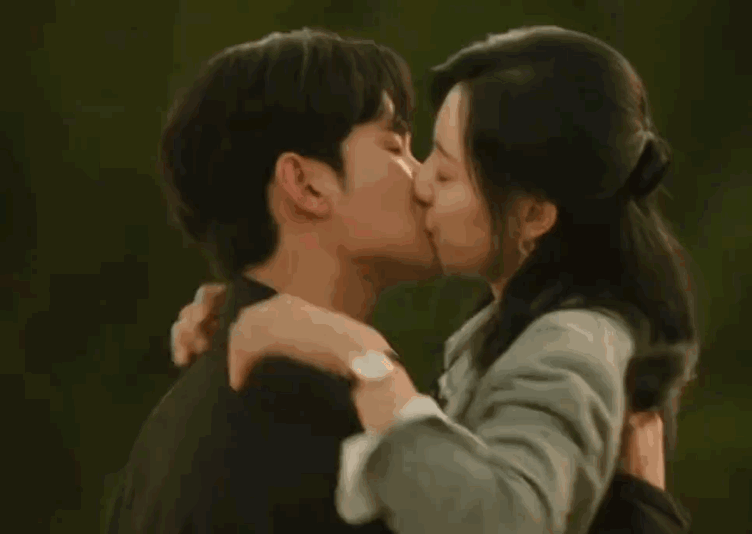 金秀贤跟金智媛主演韩剧《眼泪女王》正在热播，剧情让人边哭边笑