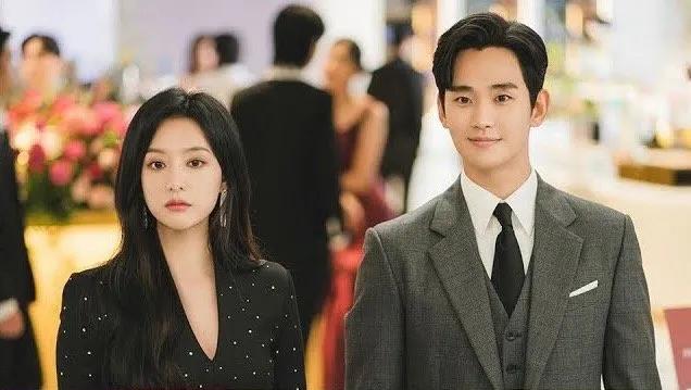 金秀贤跟金智媛主演韩剧《眼泪女王》正在热播，剧情让人边哭边笑