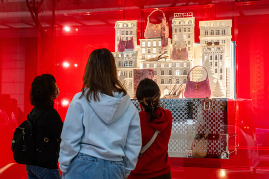 中国年轻人转向平替消费,奢侈品巨头在华押注失策